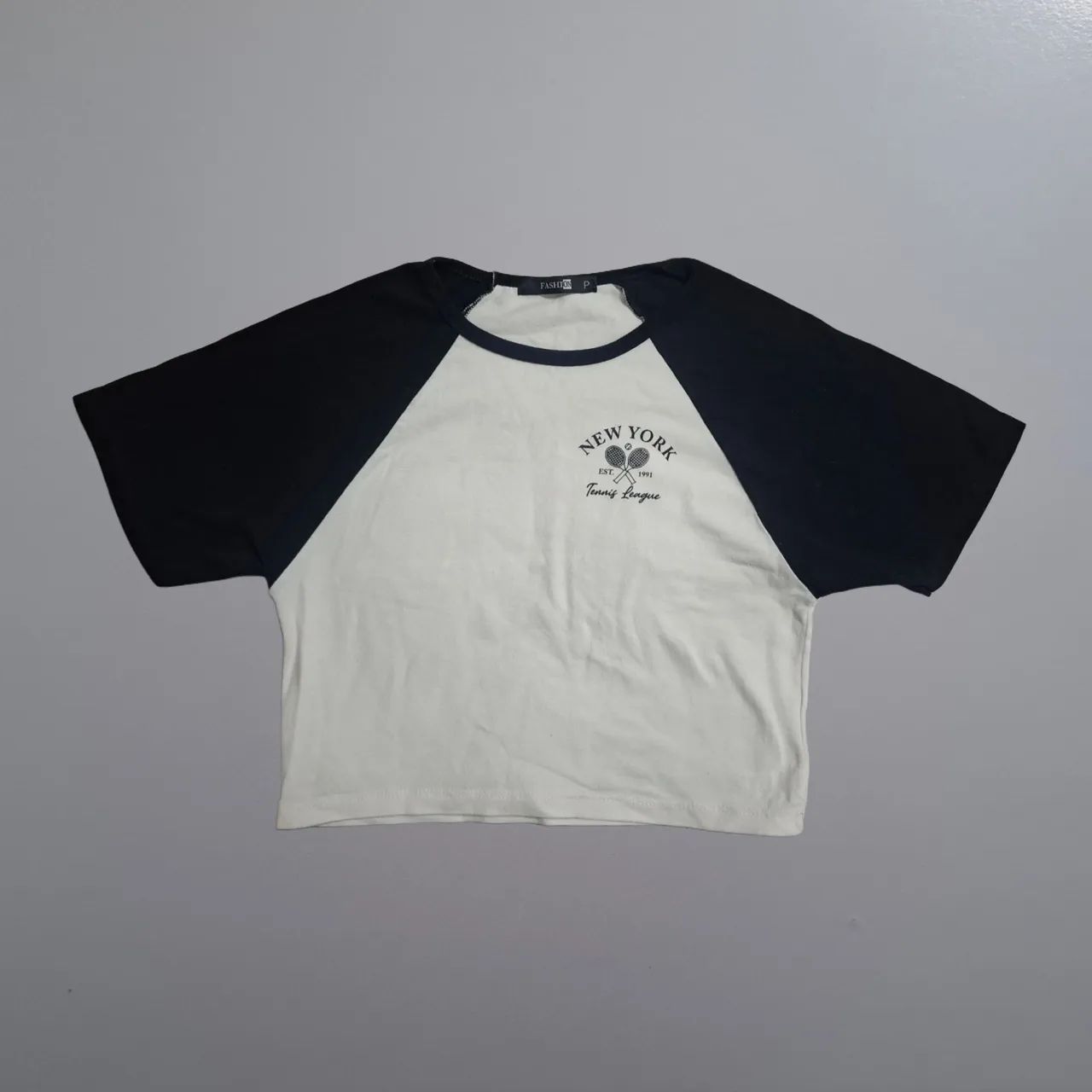 cropped raglan. cor preto e branco. tamanho p
