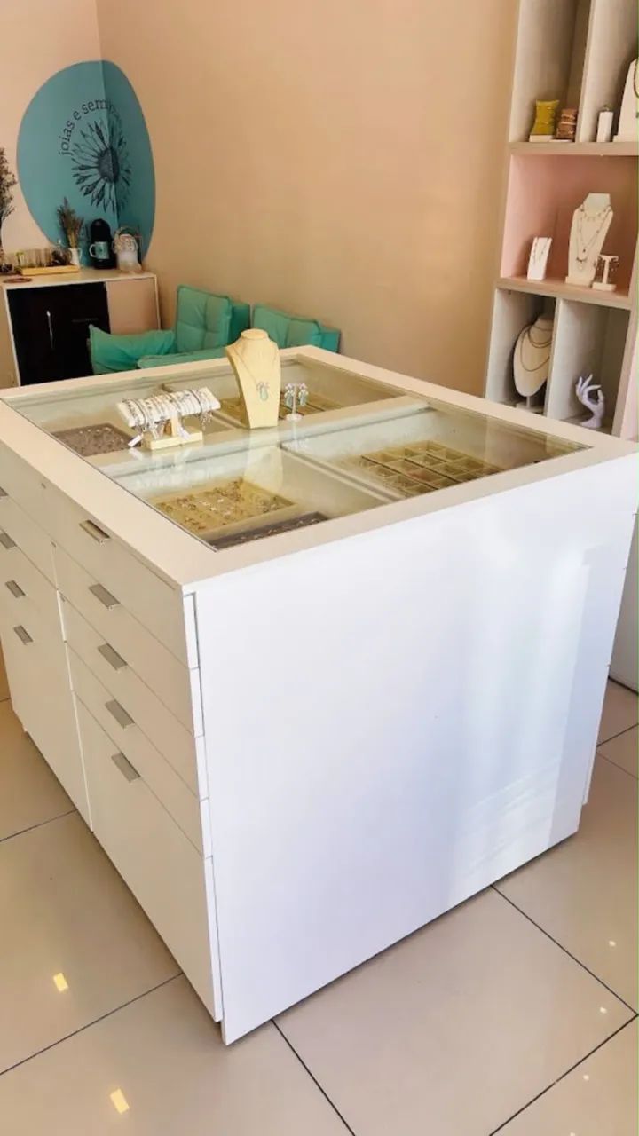 Ilha de MDF e vidro