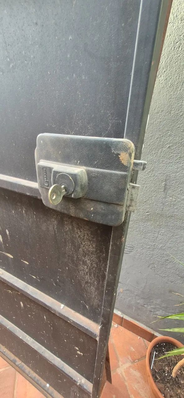 Portão social seminovo com trava eletrica - Foto 2