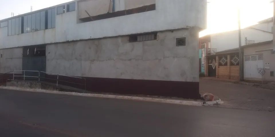 Prédio comercial com apartamentos no Itapuã 