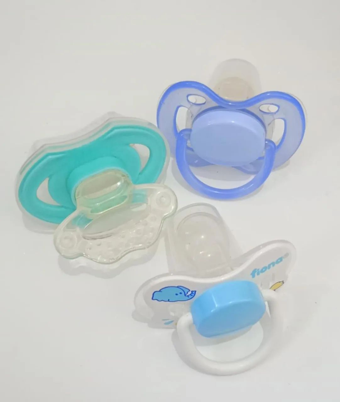 Kit com 2 chupetas e um coçador de gengiva  - Foto 4