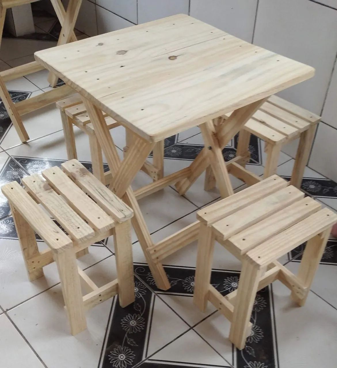 Mesa dobrável 60 x 60 com com 4 banquinhos <br> - Foto 2