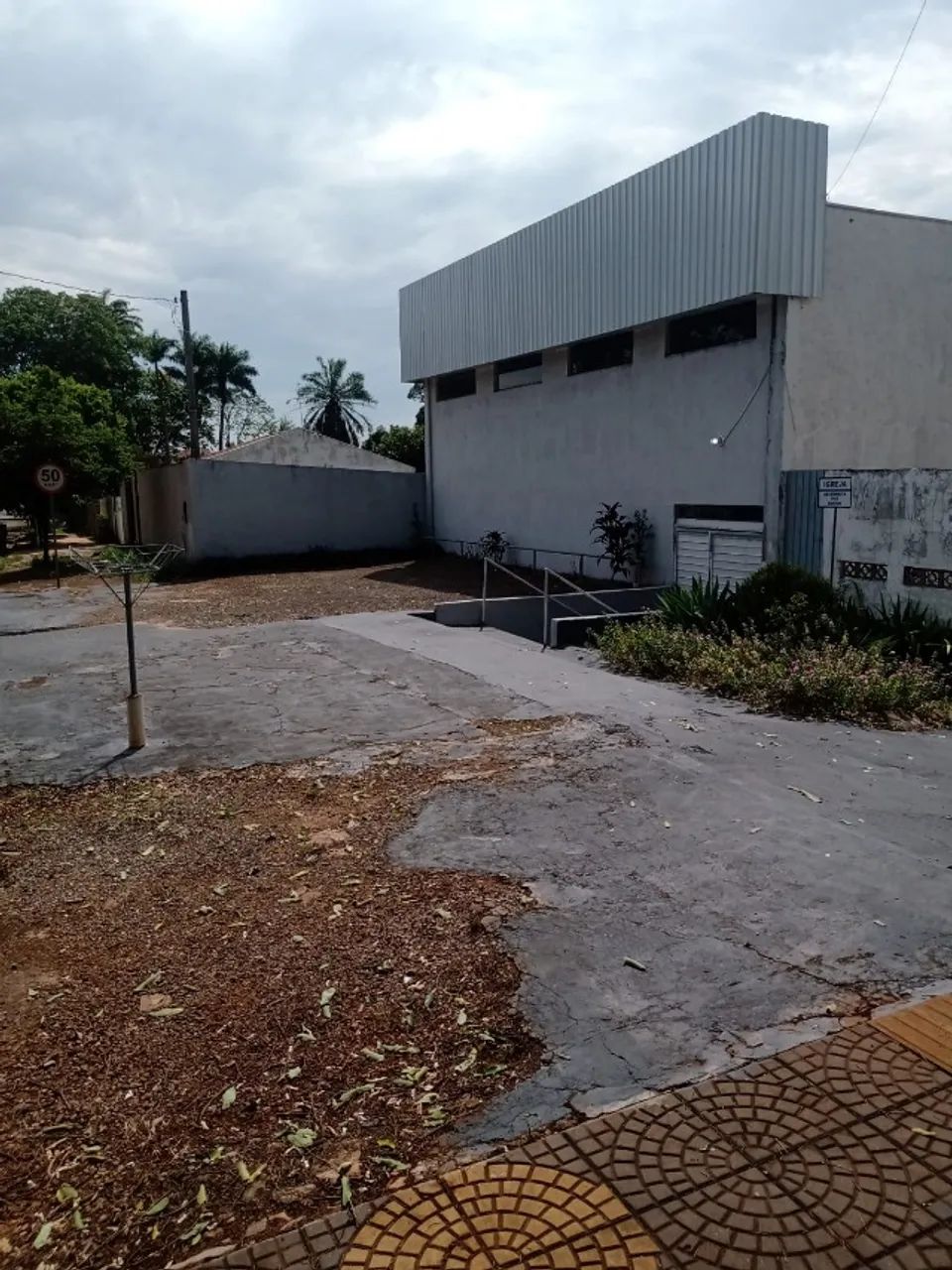 Aluga-se barracao para deposito ou comercio 