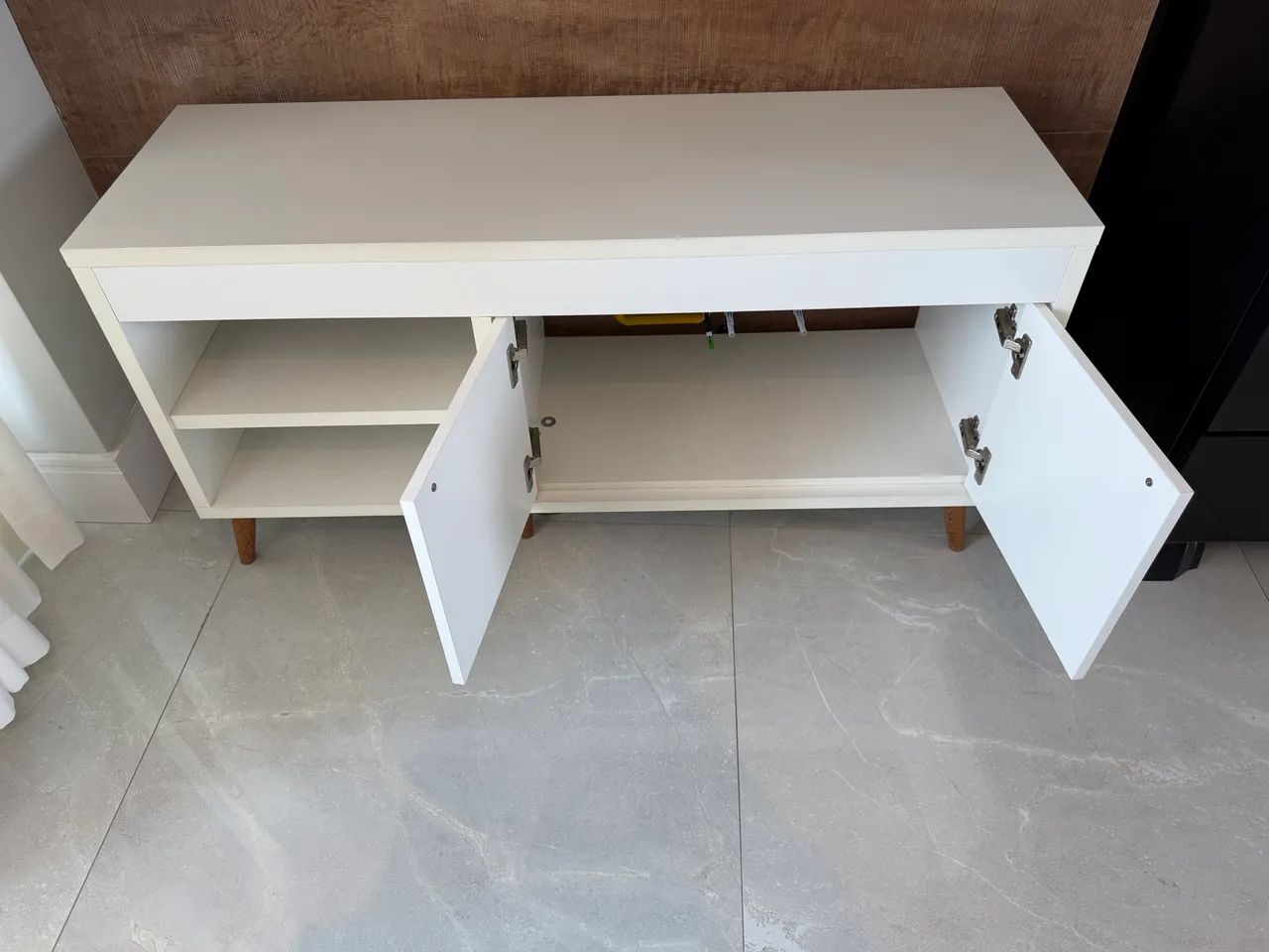 Aparador / Rack Branco com Pés de Madeira - Foto 2
