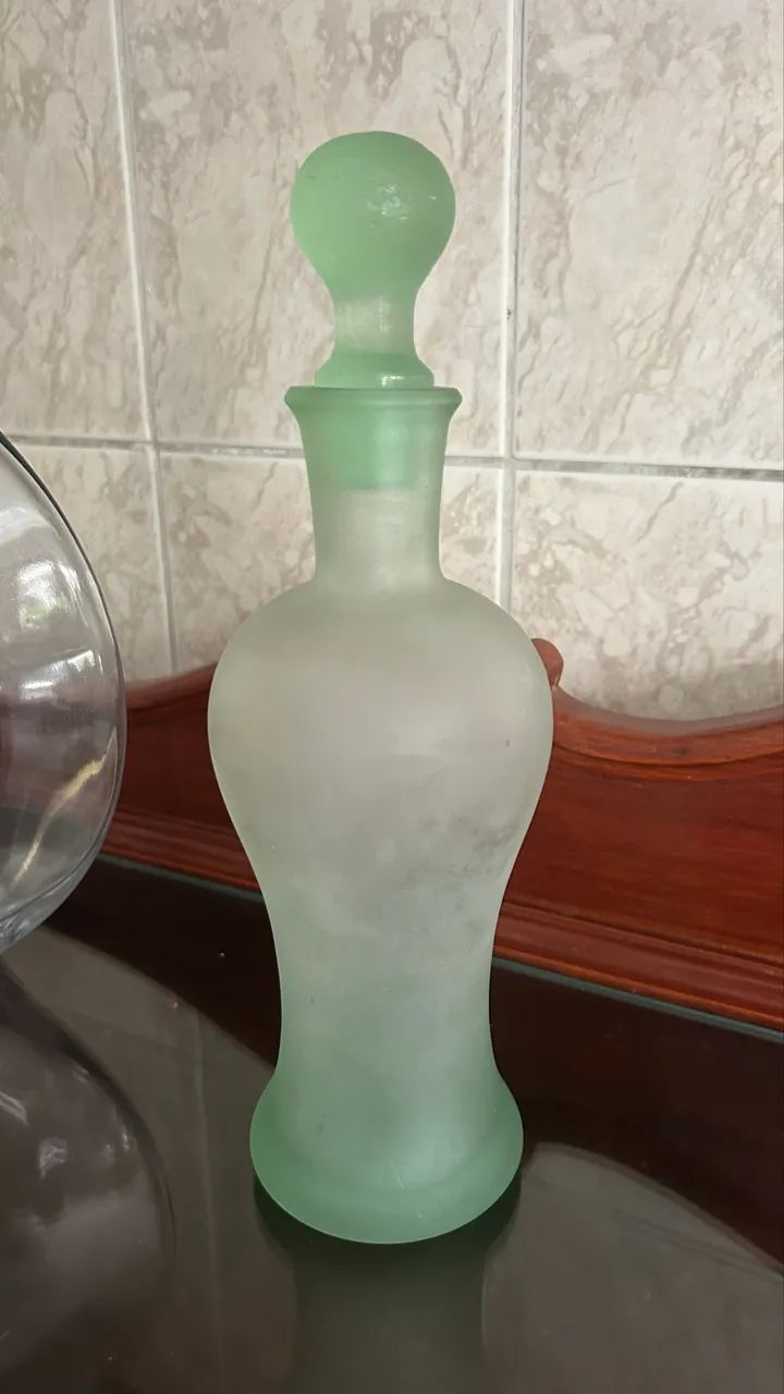 Antiga garrafa em vidro leitoso com tampa  - Foto 2