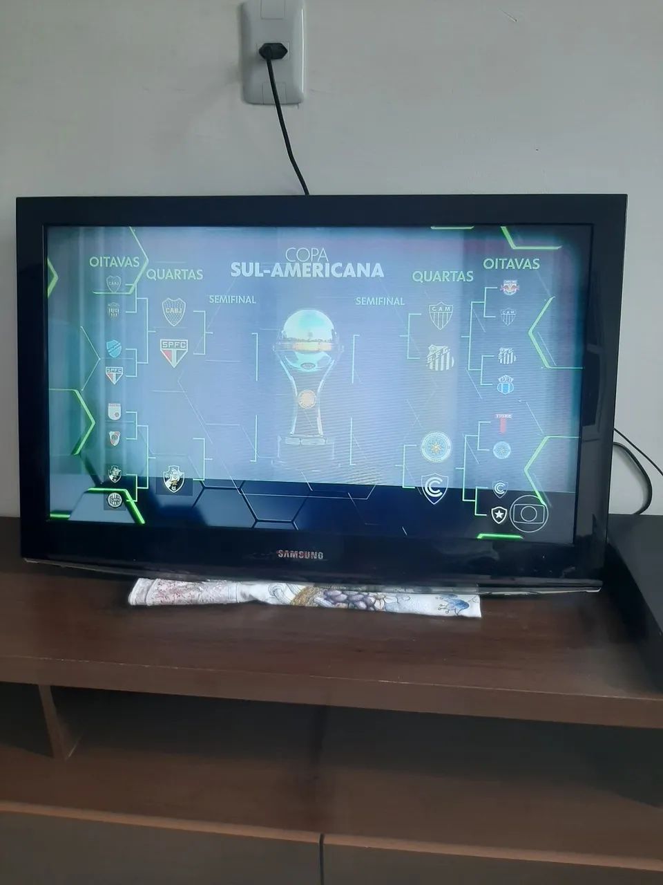 TV SAMSUNG 32 POLEGADA funcionando tudo , com faixa esbranquiçada 