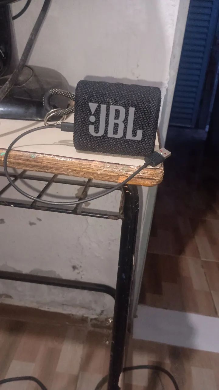 Caixinha da JBL número 4 semi nova