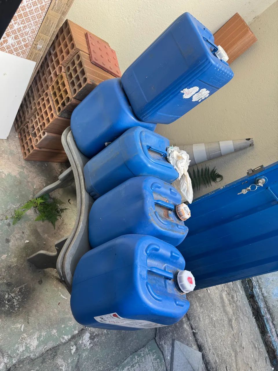Vendo 5 galões altamente resistentes - capacidade 17kg cada  - Foto 3