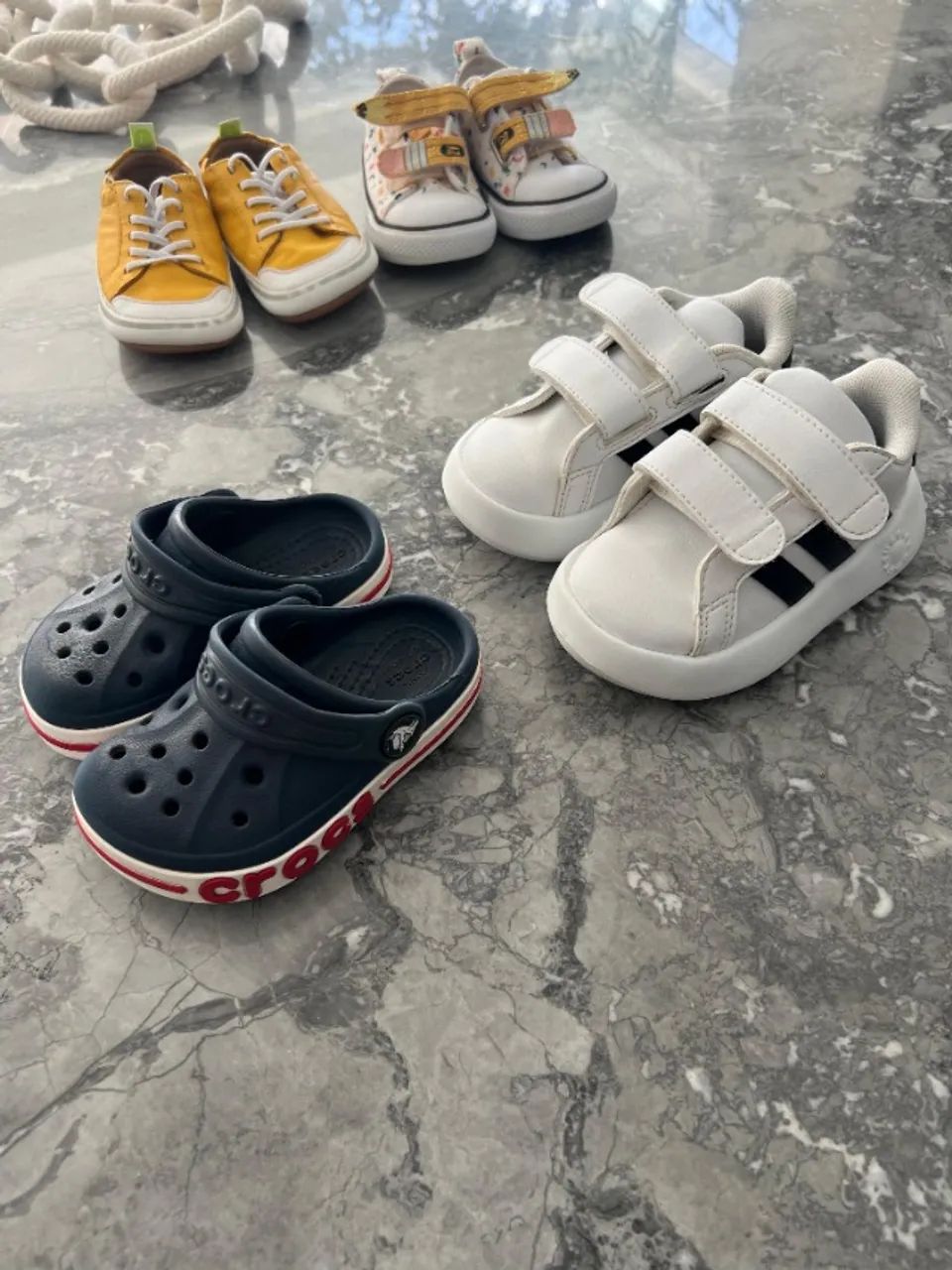 Sapatos e tenis criança pequena - Crocs, Converse, Adidas