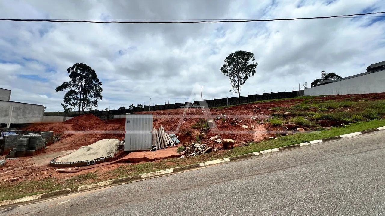 Terreno plano em condomínio com 365m²