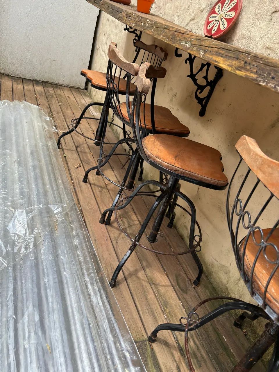 4 banquetas de ferro e madeira  - Foto 2