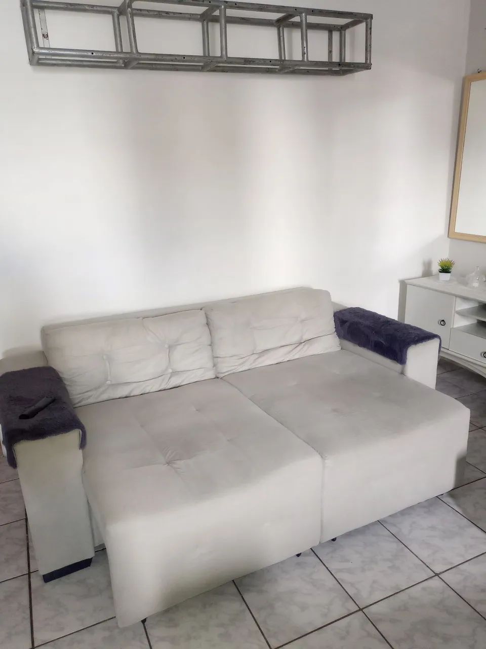 Sofá cama retrátil baixei o valor pra vender logo. - Foto 5