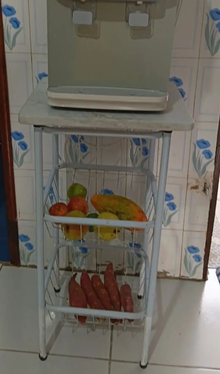 Fruteira de pé com tampo em pedra granito