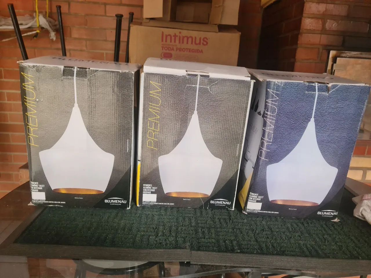 3 Luminárias Premium preta com fundo dourado