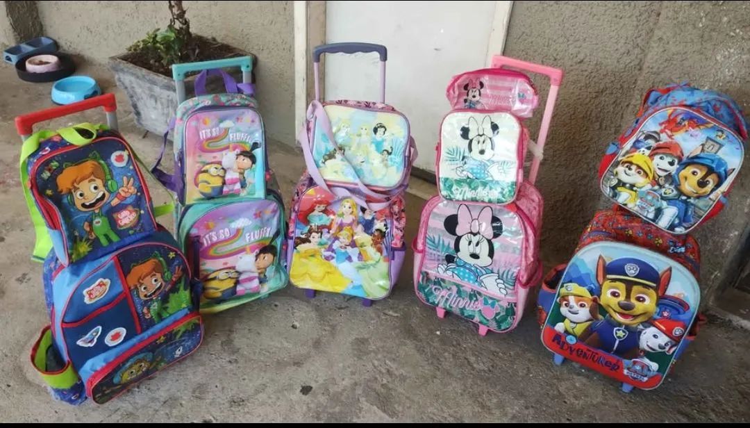 Kit mochilas de rodinhas com lancheiras 