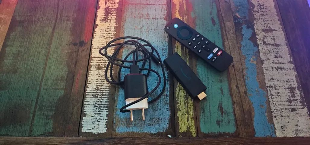 Amazon Fire TV Stick Última Geração com Controle Remoto e Acessórios