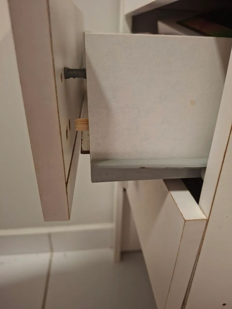 Mesa para estudos com 3 gavetas. - Foto 5