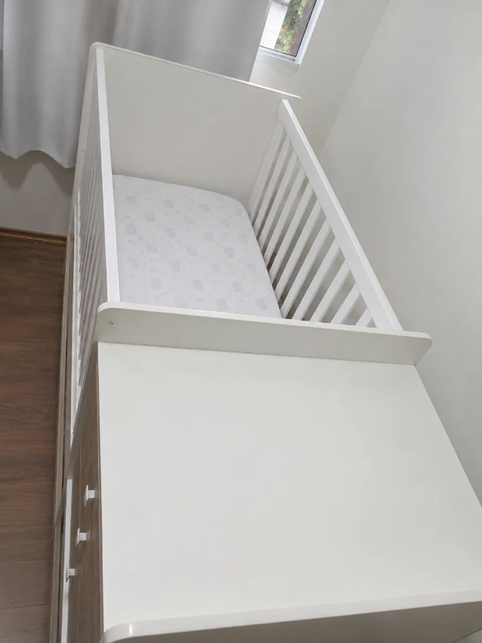 Berço Multifuncional com Cômoda Integrada, Cama Auxiliar e Colchão - Foto 3