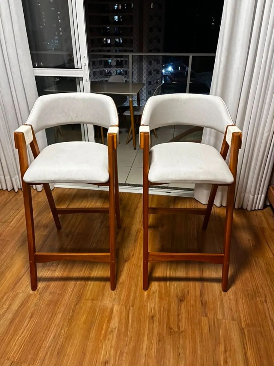 02 Banquetas Estofadas Linha Off White - NOVAS  - Foto 3
