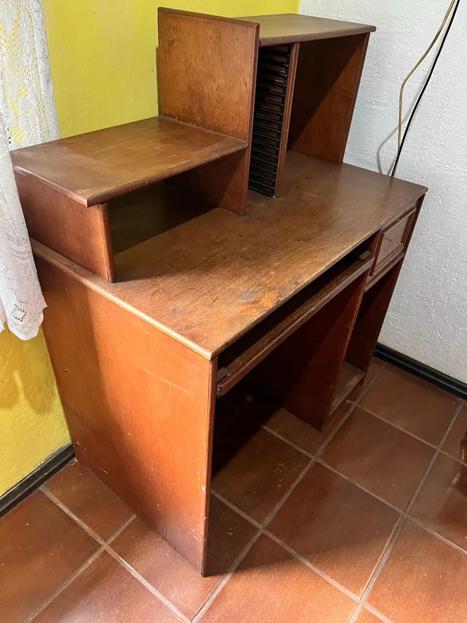 Escrivaninha de Madeira com Gaveta e Nichos