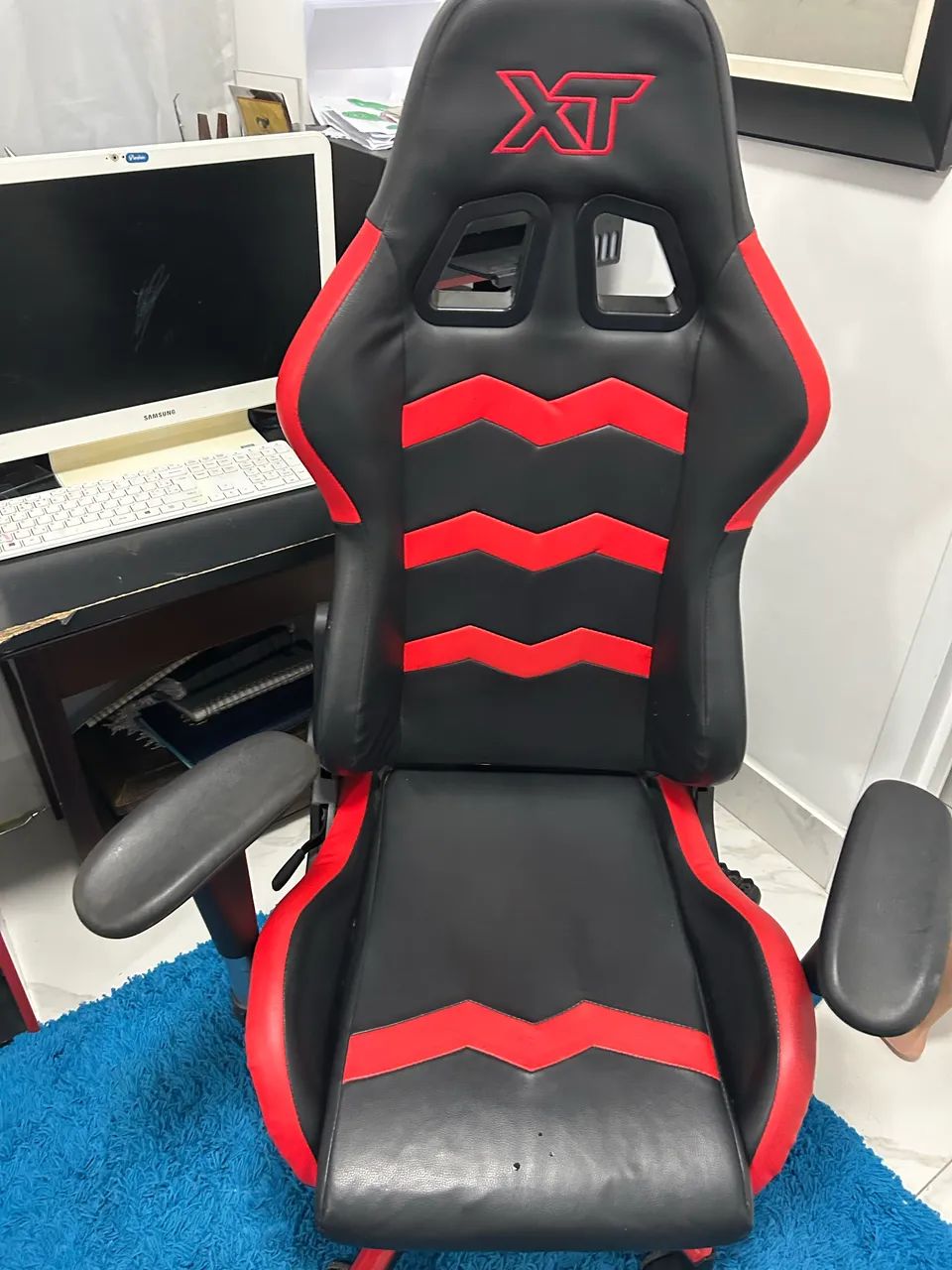 Cadeira gamer e mesa preta e vermelha