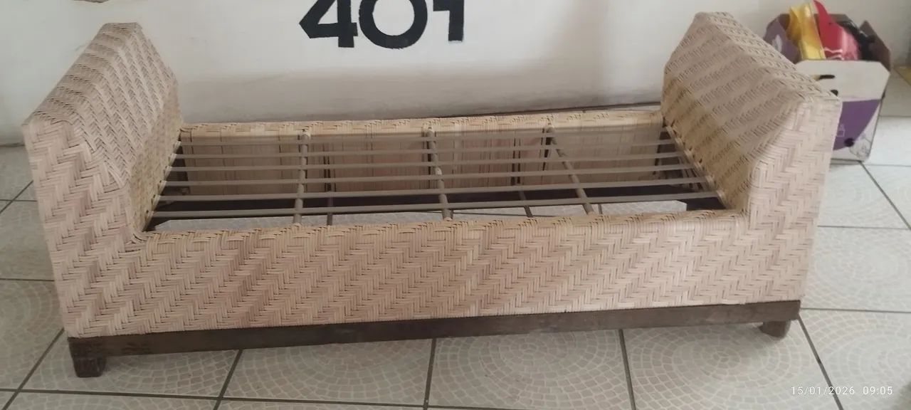 Vendo um recamier de fibra sintética e uma mesa de centro.  - Foto 3