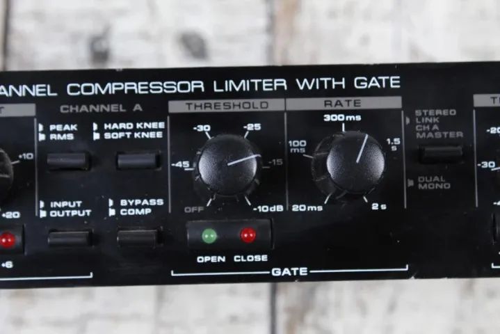 Alesis 3630 Peak Dual-Channel Compressor Limiter w Gate - Foto 4