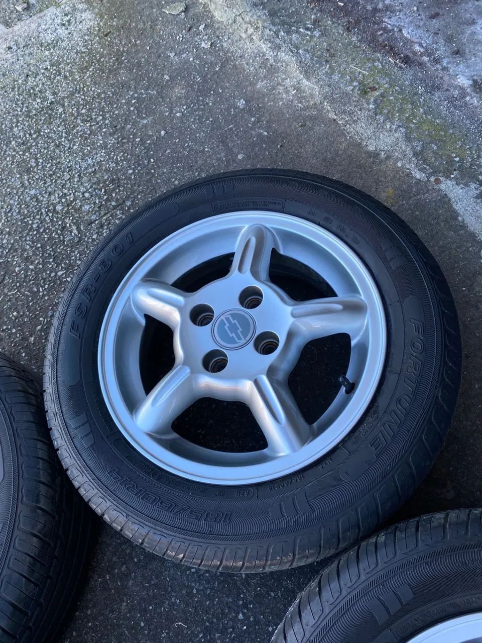 Jogo de rodas GM Pick-up Corsa Sport com pneus - Foto 4