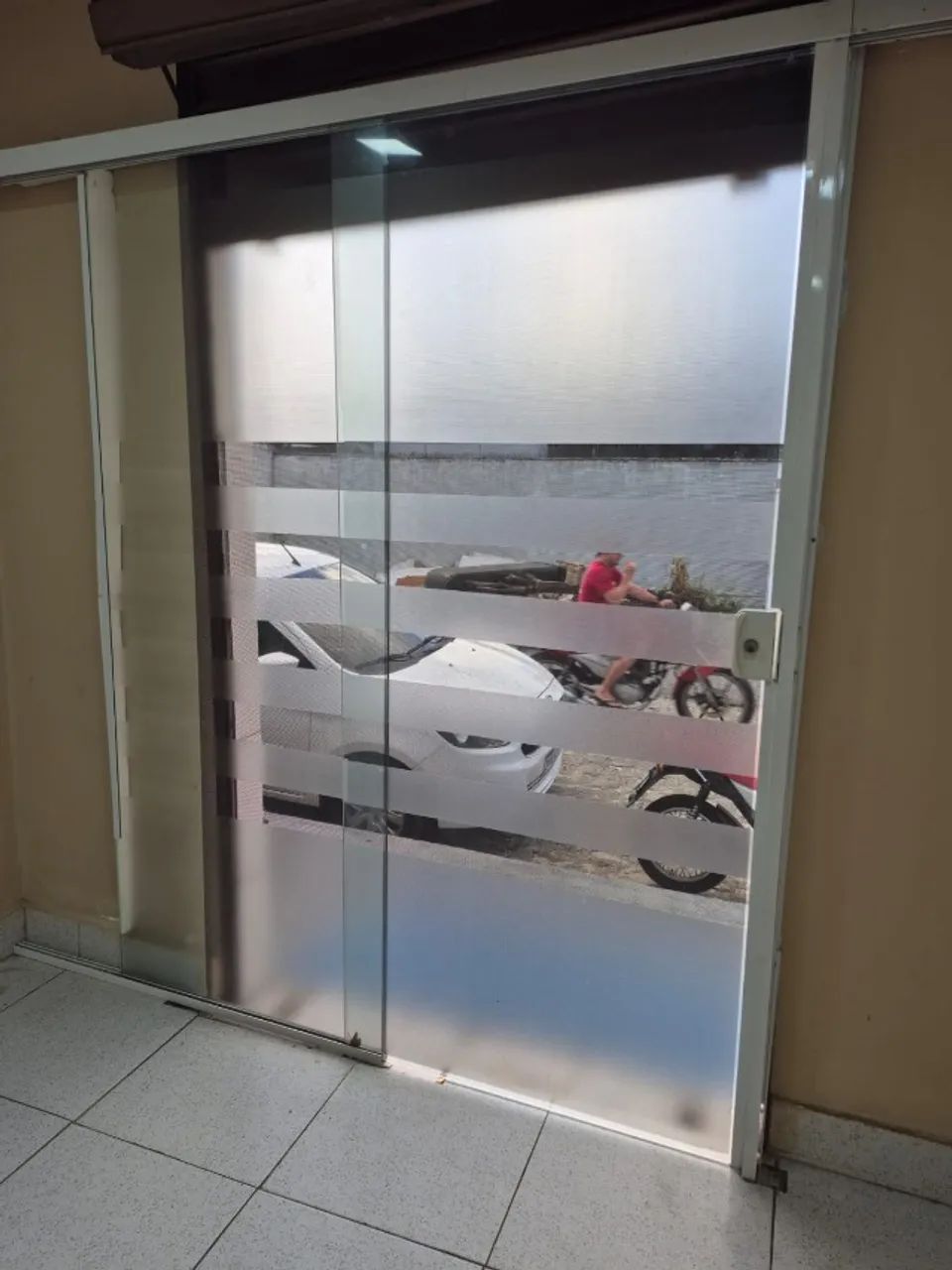 MESA DE VIDRO COM ESTRUTURA METAL