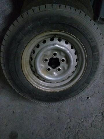 Pneu e rodas de Kombi