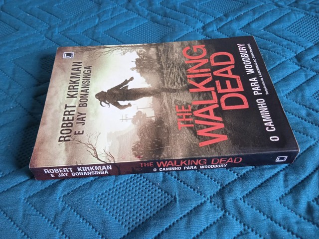 Livro the waking dead  - Foto 2