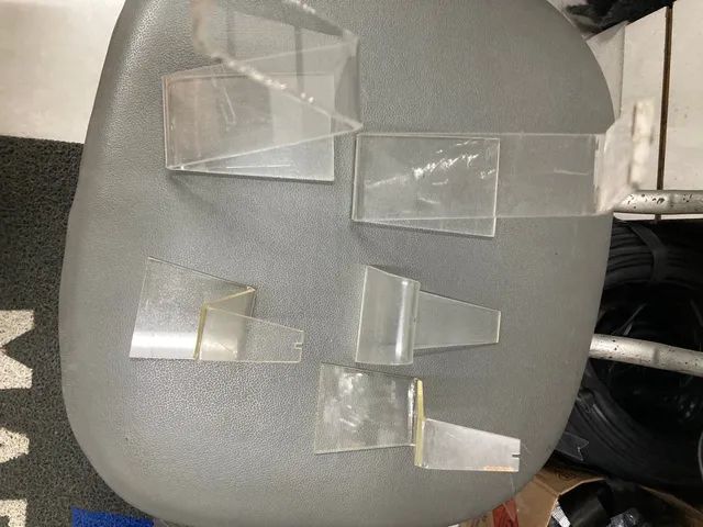 Vendo pé de acrílico para vitrine ,colunas , ganchos  várias 