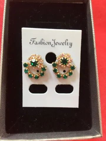 conjunto de gargantilha e brincos em strass com pedras verdes - Foto 2
