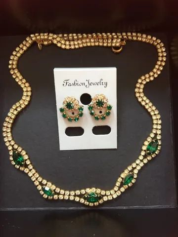 conjunto de gargantilha e brincos em strass com pedras verdes