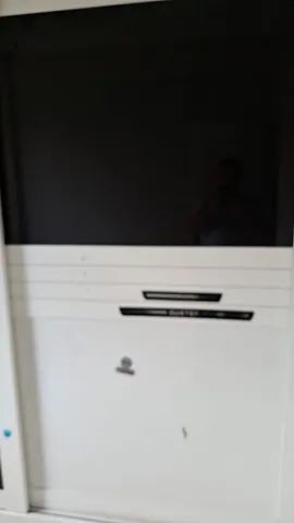 Armário de casal em cor branca e preta com gavetas, espelhos, trilhos em MDF - Foto 3