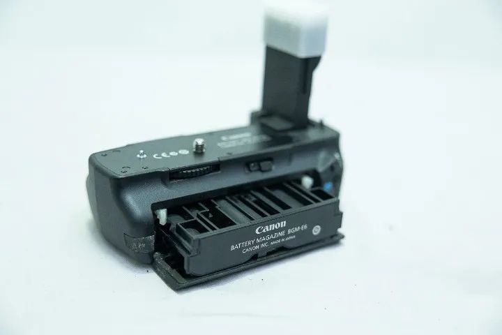 Bateria de Punho p/ Canon - Battery Grip BG-E6 - Canon - p/ DSLR Canon EOS 5D / Mark II - Foto 2