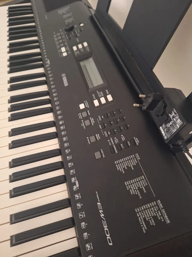 PIANO YAMAHA PSR-EW300 /76Teclas