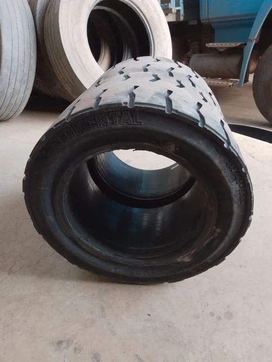 Vende-se 2 pneus usados maciço na medida 355/45-15 ou 28x12.5-15  - Foto 5