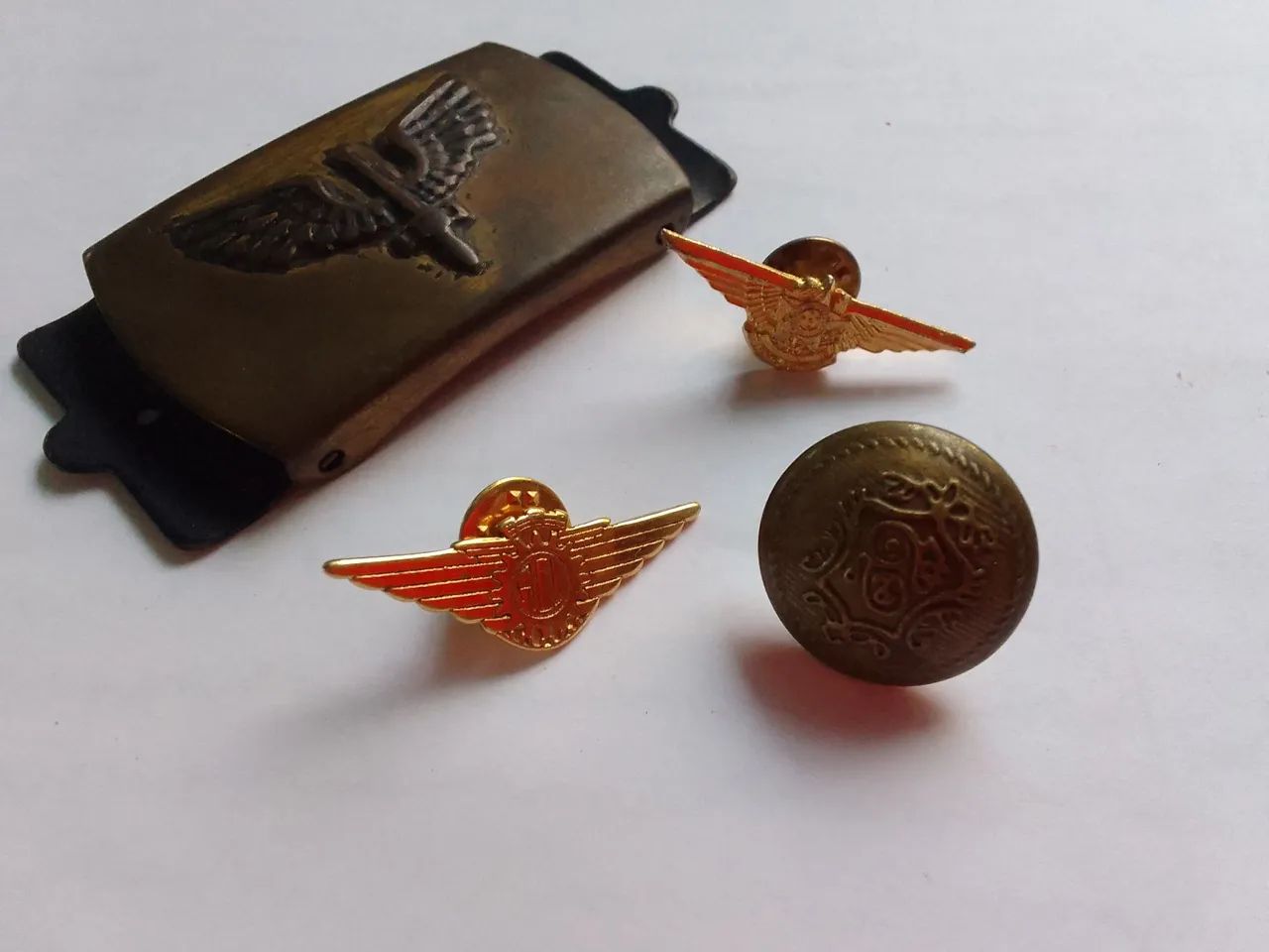 conjunto breves aeronáutica com asas e fivela e botão de casaco militar
