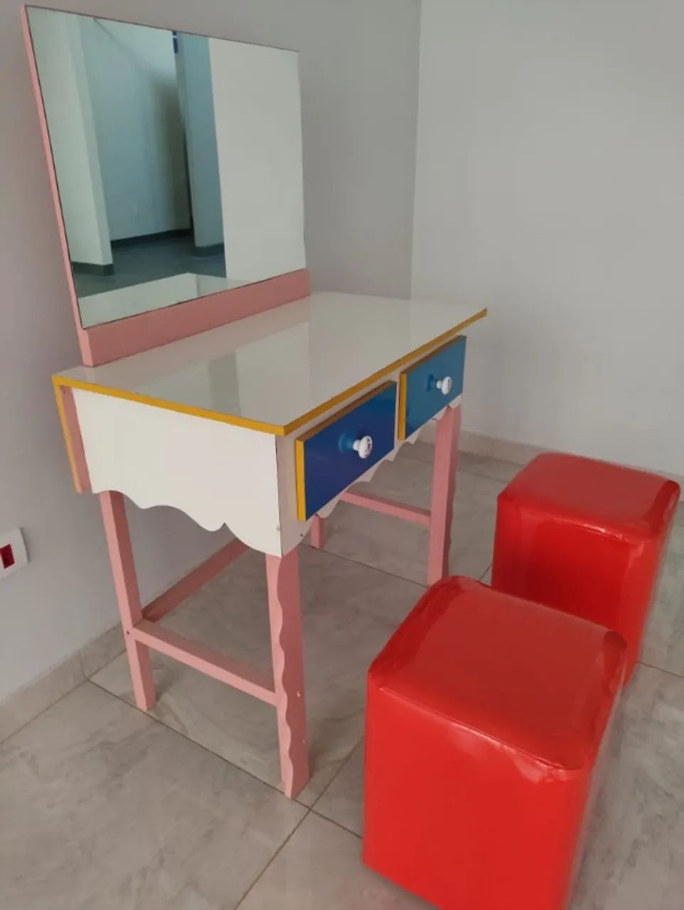 Penteadeira Infantil com 2 Puffs