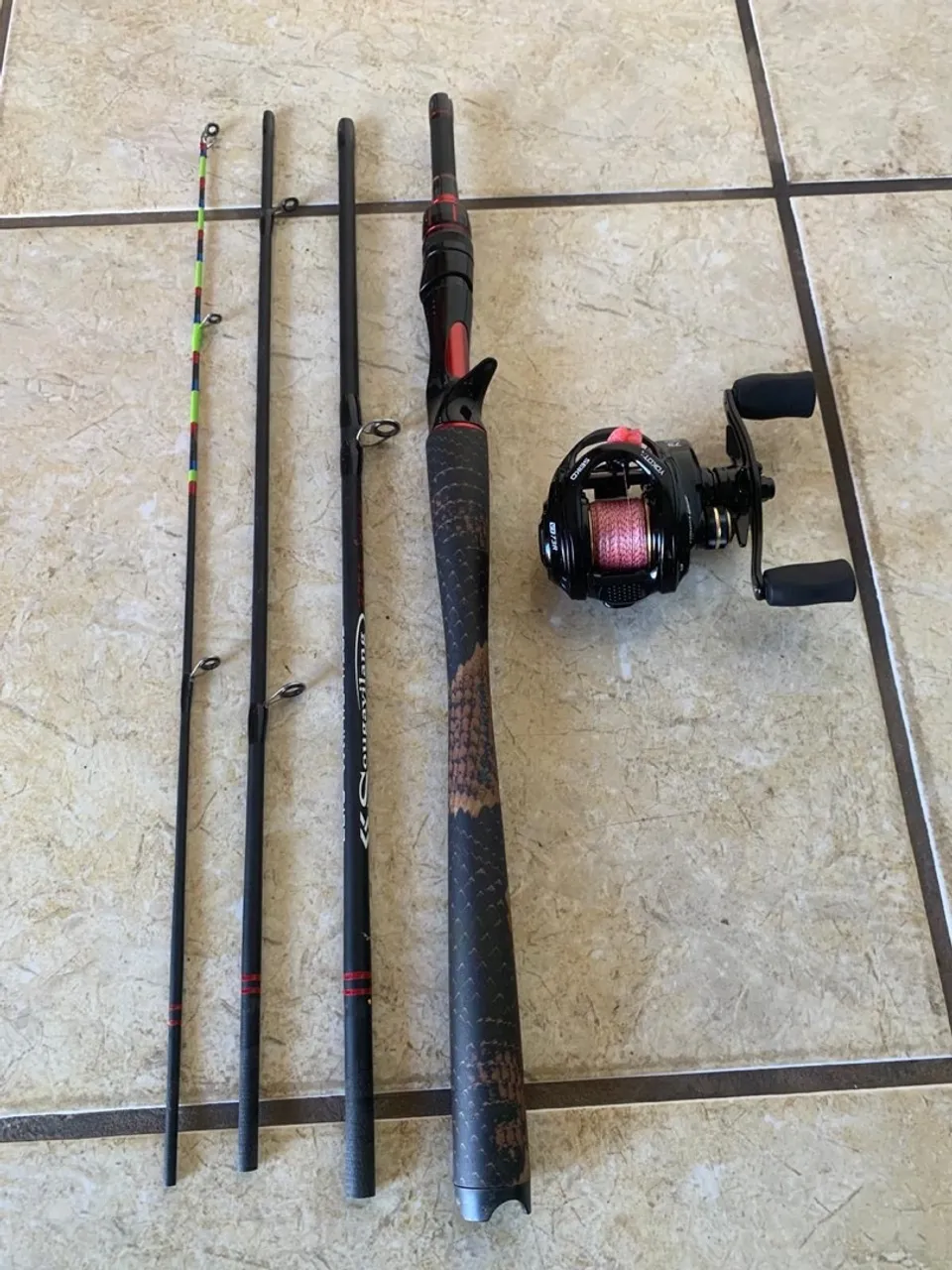 Vara de pesca com carretilha.