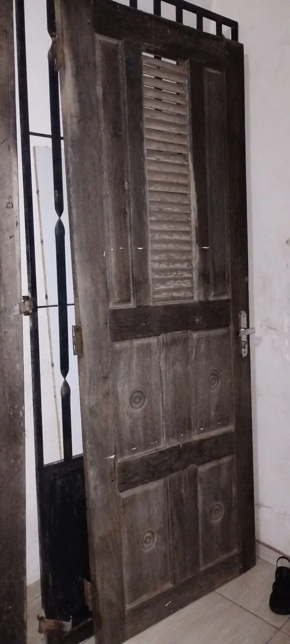 Porta e portal de Madeira Clássica com Detalhes,completa com trinco com 2 chaves incluso ,