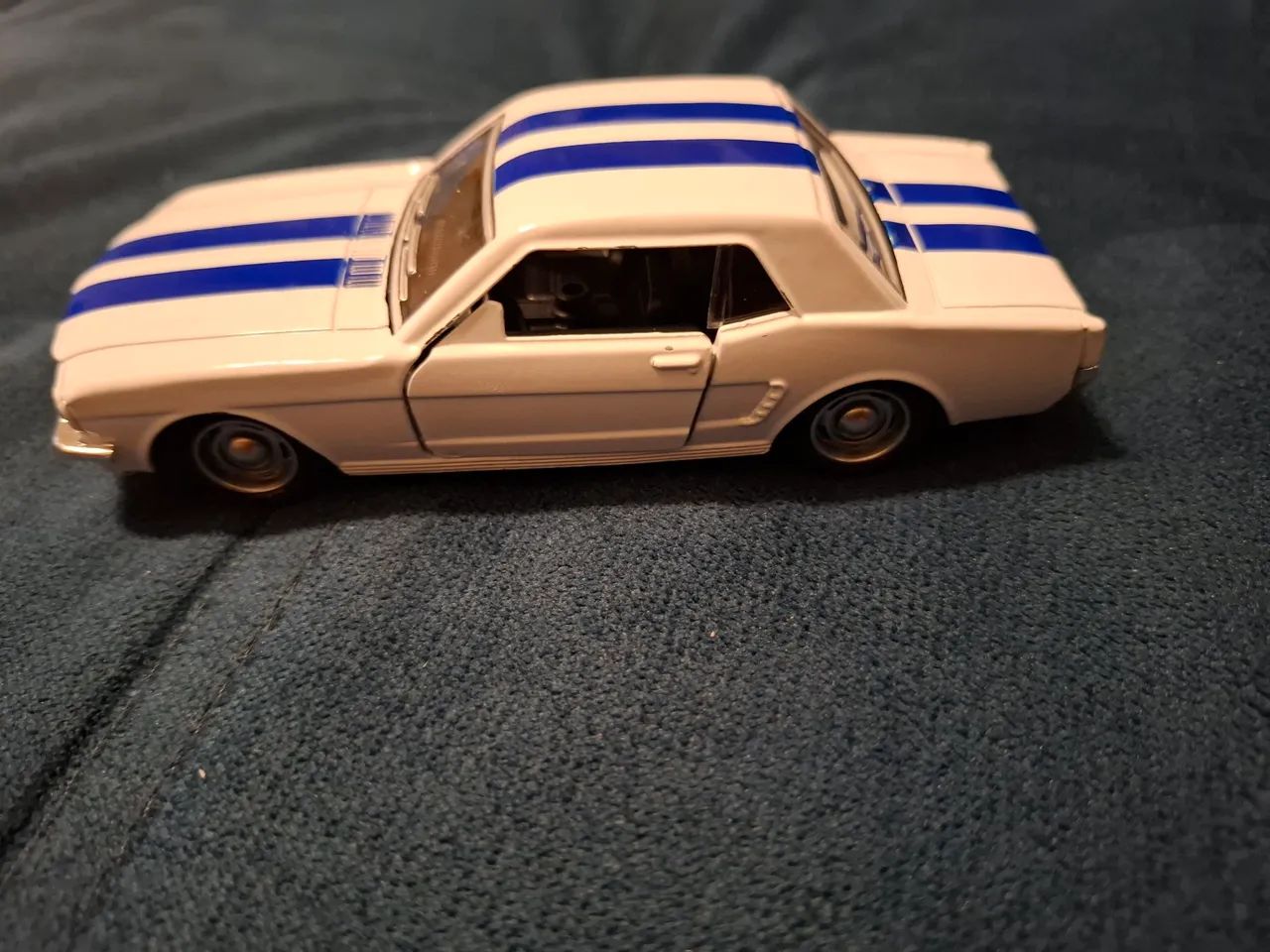 Miniatura de carro Ford Mustang - Foto 3