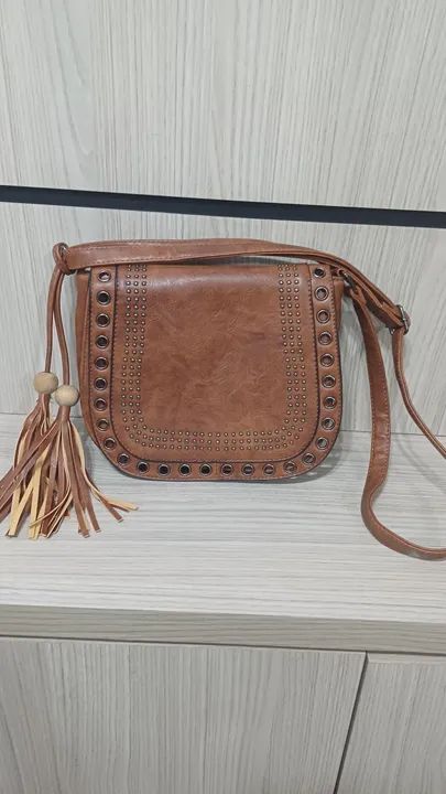 Bolsa de ombro marrom com detalhes em metal