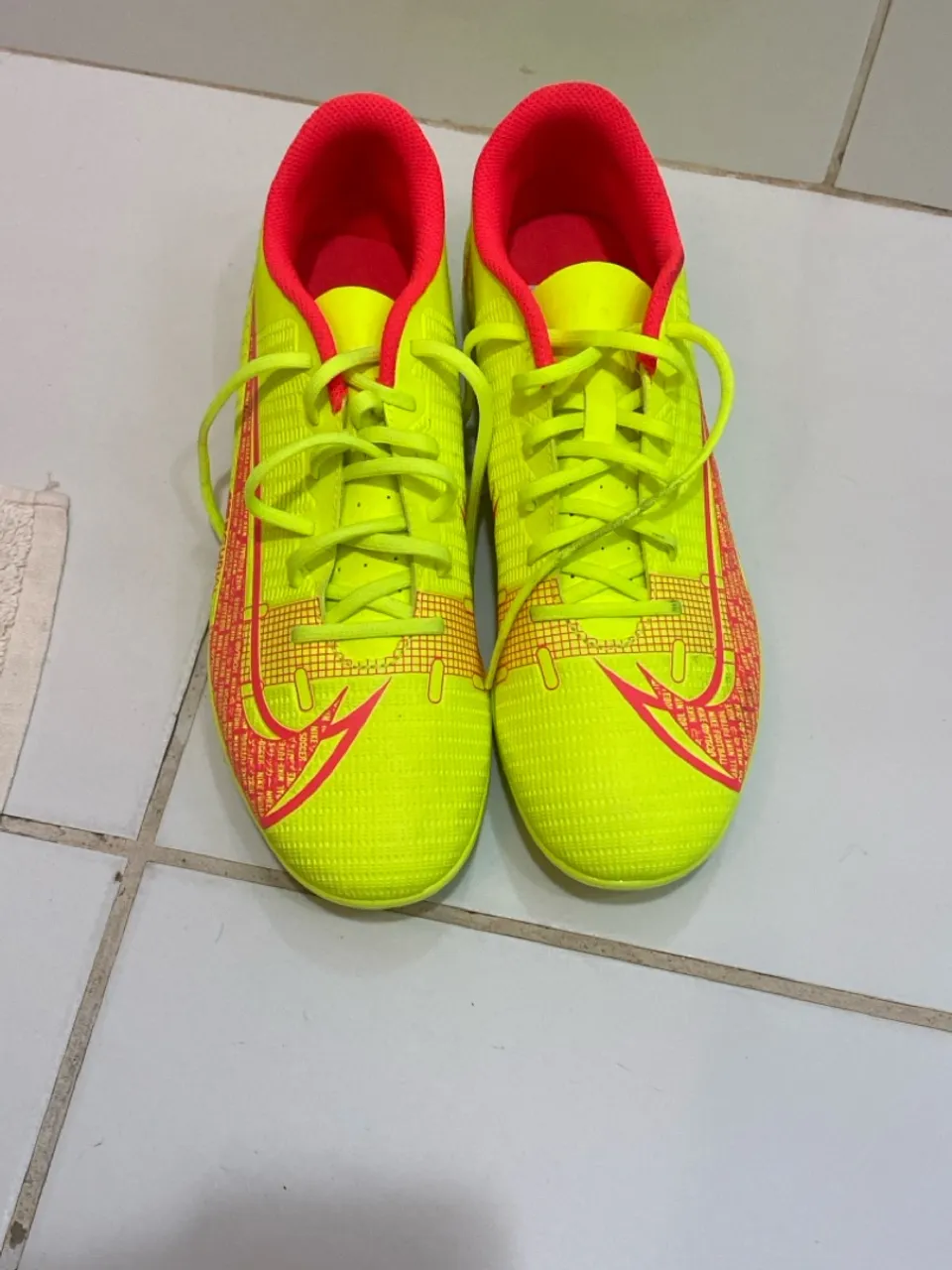 Chuteira Nike Mercurial tamanho 40- Neon com detalhes em vermelho