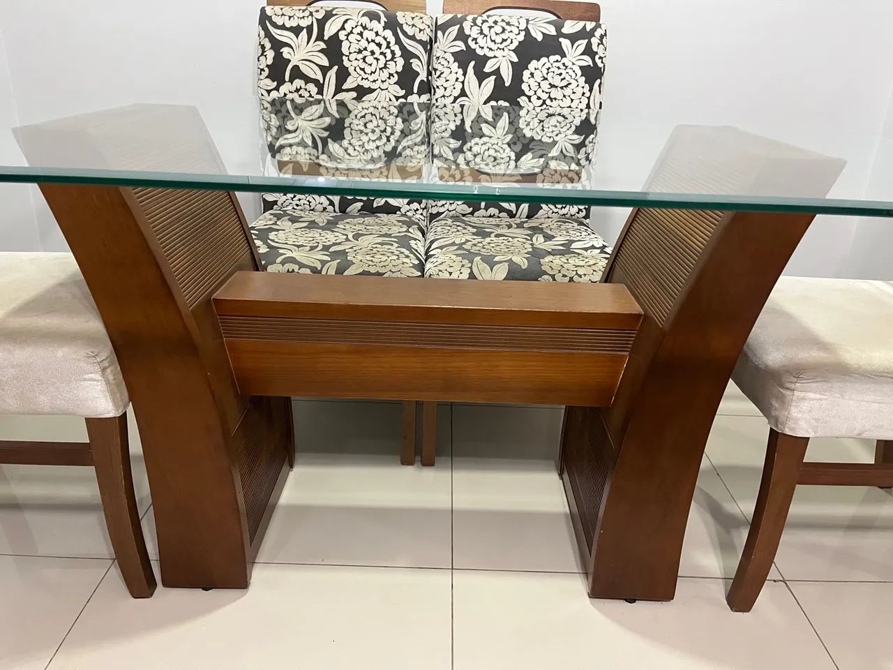 Mesa de jantar com tampo de vidro