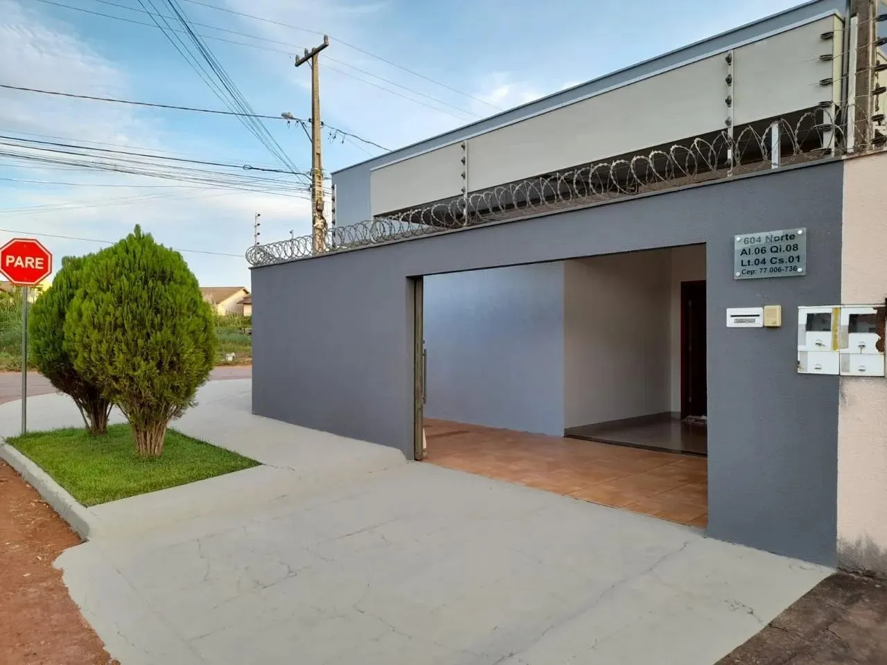 Aluga-se Excelente Casa na QD 604 norte, Com Armarios, Ar Condicionado e fogão Cooktop.