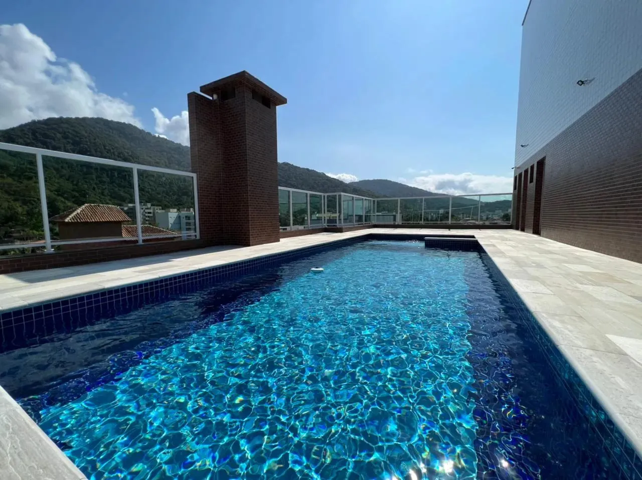 Apartamento na Praia das Toninhas, 2 dormitórios, sendo 1 suite. Frente rua - Ubatuba - SP