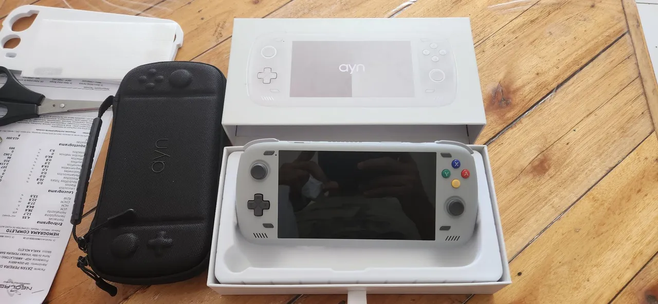 Console AYN Odin MAX 512GH 16RAM POUCO TEMPO DE USO