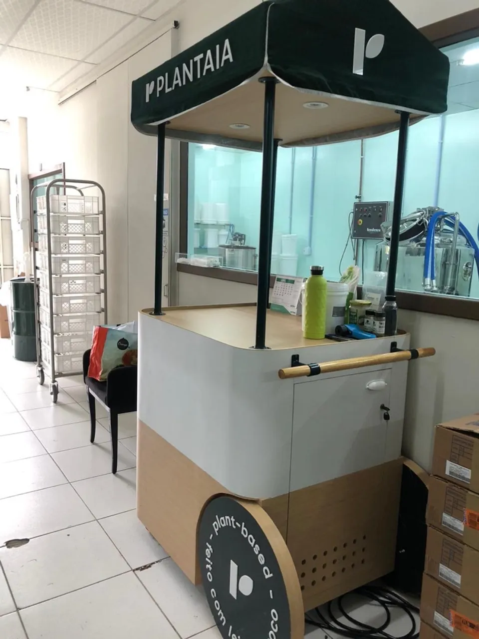 Carrinho degustação com refrigerador